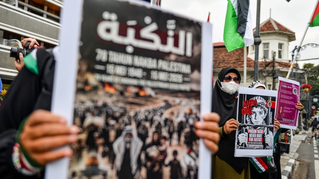 Massa dari Solidaritas Seni Untuk Palestina melakukan aksi di Jalan Asia Afrika, Bandung, Jawa Barat, Jumat (15/5/2026). [ANTARA FOTO/Raisan Al Farisi/foc]
