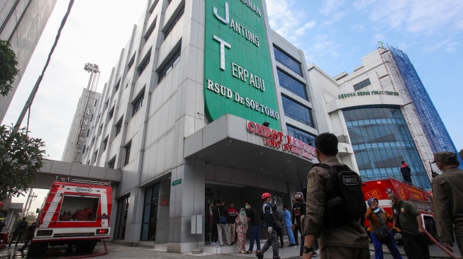 Sejumlah petugas melakukan penanganan kebakaran di gedung Pusat Pelayanan Jantung Terpadu RSUD Dr Soetomo, Surabaya, Jawa Timur, Jumat (15/5/2026). [ANTARA FOTO/Didik Suhartono/hma]
