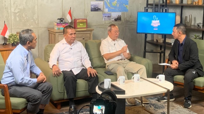 Alman Helvas Ali, pengamat militer dan Konsultan Marapi Consulting & Advisory (kiri), Ketua Harian Pinhantanas Mayjen TNI (Purn) Jan Pieter Ate (kedua dari kiri), dan mantan Kepala Bakamla RI Laksamana Madya TNI (Purn) Desi Albert Mamahit (kedua dari kanan).