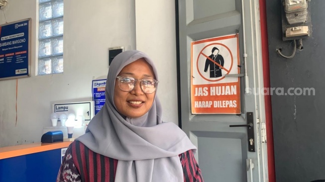 Pelanggan BRILink Bambang Margono, yakni Puji Astuti, usai melakukan transaksi pada Jumat (8/5/2026). (Suara.com/Irwan Febri)