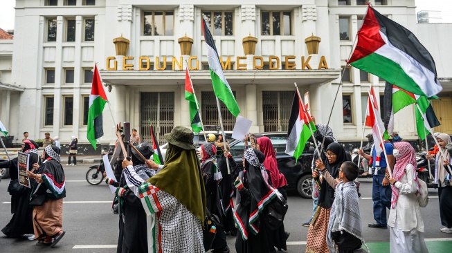 Massa dari Solidaritas Seni Untuk Palestina melakukan aksi di Jalan Asia Afrika, Bandung, Jawa Barat, Jumat (15/5/2026). [ANTARA FOTO/Raisan Al Farisi/foc]