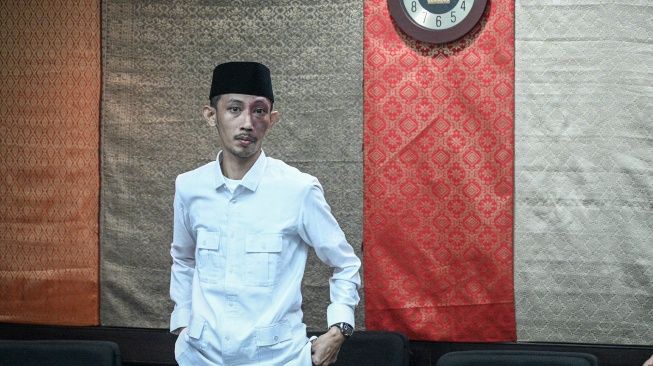 Anggota Fraksi Partai Gerindra DPRD Jember Achmad Syahri As Sidiqi berdiri usai mengikuti sidang etik di Kantor DPP Partai Gerindra, Jakarta, Jumat (15/5/2026). [ANTARA FOTO/Fauzan/foc]
