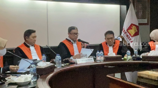 Majelis Kehormatan Partai Gerindra resmi menjatuhkan sanksi kepada anggota Fraksi Gerindra DPRD Kabupaten Jember, Achmad Syahri As-Siddiq, Jumat (15/5/2026). (Suara.com/Bagaskara)
