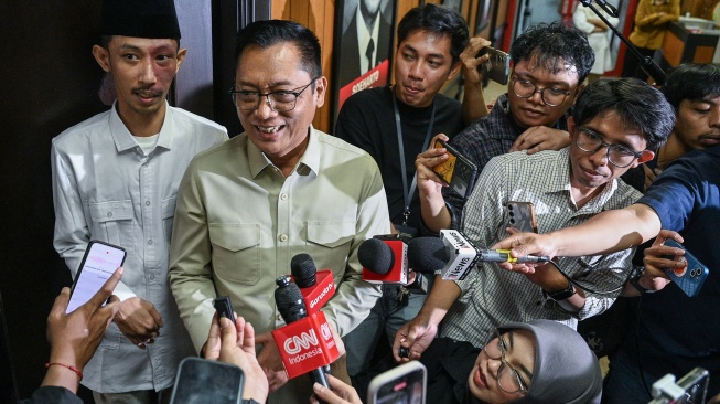 Anggota Fraksi Partai Gerindra DPRD Jember Achmad Syahri As Sidiqi (kiri) dan Ketua DPC Partai Gerindra Jember Ahmad Halim (kedua kiri) berjalan usai menjalani sidang etik di Kantor DPP Partai Gerindra, Jakarta, Jumat (15/5/2026). [ANTARA FOTO/Fauzan/foc]

