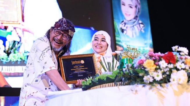 Founder PT Kutus Kutus Herbal, Bambang Pranoto dan Founder & CEO Sanga Sanga, Riva Effrianti di Perayaan 2nd Anniversary Sanga Sanga di Bali, Kamis (14/5). (Dok. Istimewa)