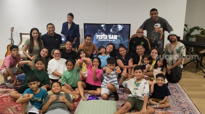 Rayen Pono nonton bareng (nobar) film Pesta Babi bersama para sahabat. [Rena Pagesti/Suara.com]
