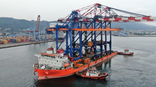 IPC TPK Area Panjang Datangkan Crane Raksasa Post Panamax dari China
