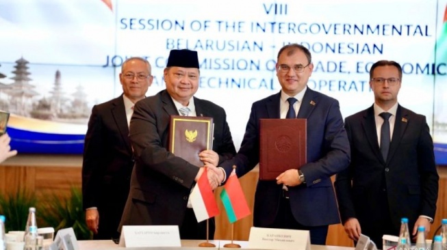 Menko Perekonomian RI Airlangga Hartarto dan Deputi Perdana Menteri Belarus Viktor Karankevich menandatangani 5 MoU dalam rangkaian Sidang Komisi Bersama (SKB) ke-8 Indonesia-Belarus di Minsk, Belarus, Jumat (15/5/2026). [Antara/HO-Kemenko Perekonomian]