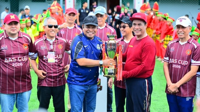 Tim IKA Unhas Taklukkan Legenda PSM Makassar, Amran Sulaiman Bagi-bagi Hadiah Ratusan Juta