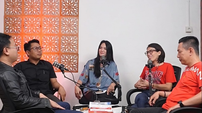 Suasana podcast bertajuk "Pesta Babi atau Pesta Para Babi: Kicau Sosial, Ekonomi, Politik" yang diselenggarakan secara daring pada Jumat (15/5/2026). Sumber: tangkapan layar dari live Instagram @moncongputih. (Ist)