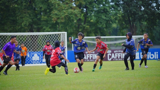 SDN Pacarkeling V/186 B dan SDN Manukan Kulon juara MLSC Surabaya 2026. Jacksen F. Tiago memuji potensi besar talenta sepak bola putri usia dini. [Dok. MLSC]