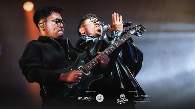 Sammy Simorangkir menggelar konser tunggal di Tennis Indoor Senayan pada 13 Mei 2026. Sammy memberi kejutan dengan mengundang band Kerispatih ke atas panggung. [Instagram]
