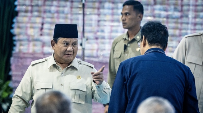 Presiden Prabowo Subianto berbicara dengan Menteri Keuangan Purbaya Yudhi Sadewa di Jakarta. [Antara]