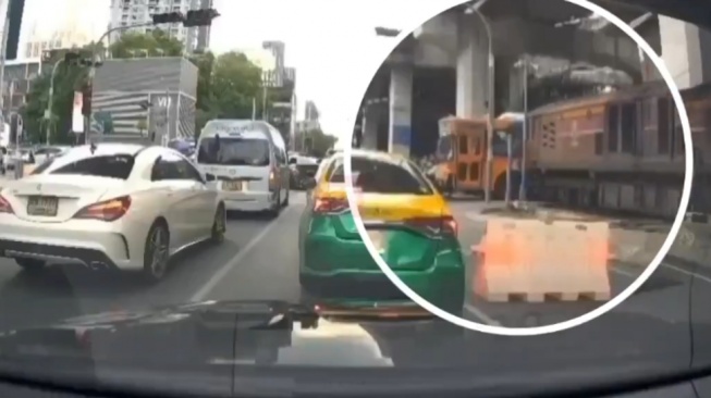 Brak Duar! Saksi Mata Ungkap Detik Horor Kecelakaan Maut Kereta vs Bus di Bangkok