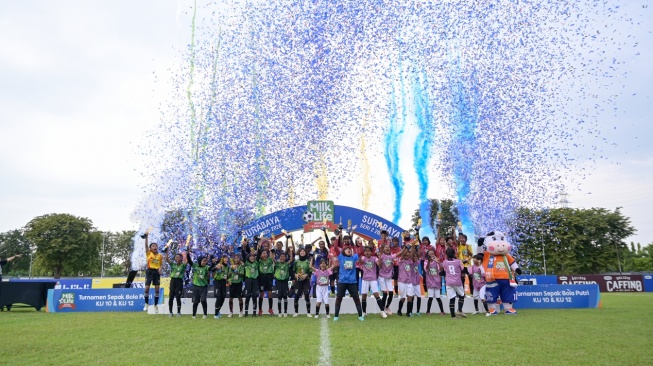 SDN Pacarkeling V/186 B dan SDN Manukan Kulon juara MLSC Surabaya 2026. Jacksen F. Tiago memuji potensi besar talenta sepak bola putri usia dini. [Dok. MLSC]