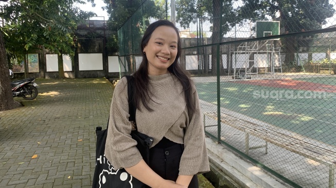 Mahasiswa PGSD Universitas Sanata Dharma, Lea, ketika ditemui di parkiran kampus. (Suara.com/Irwan Febri)