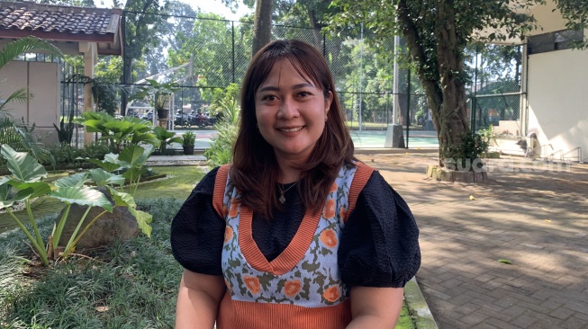 Dosen Universitas Sanata Dharma, Devi Farmasita, saat ditemui di halaman rektorat kampus. (Suara.com/Irwan Febri)