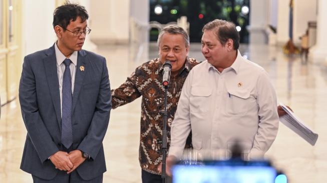 Pemerintah diminta membantu BI untuk menjaga nilai tukar rupiah. Foto: Gubernur BI Perry Warjiyo diapit oleh Menteri Keuangan Purbaya Yudhi Sadewa dan Menteri Koordinator bidang Ekonomi Airlangga Hartarto. [Antara]