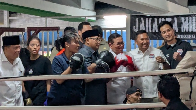 Pramono Anung Jajal Naik Ring di Kolong Flyover Pasar Rebo