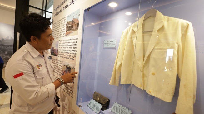 Seorang pengunjung mengamati baju peninggalan Marsinah di Museum Ibu Marsinah di Desa Nglundo, Kabupaten Nganjuk, Jawa Timur, Sabtu (16/5/2026). [ANTARA FOTO/Prasetia Fauzani/nz]