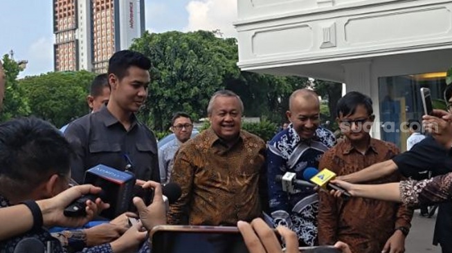 Gubernur BI Perry Warjiyo tiba di Istana Kepresidenan Jakarta. (Suara.com/Novian)