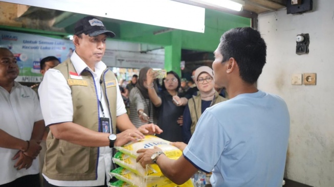 Direktur Utama Perum Bulog Letnan Jenderal TNI (Purn) Dr. Ahmad Rizal Ramdhani, S.Sos., S.H., M.Han. menilik harga beras langsung di pasaran.(Dok: Bulog)
