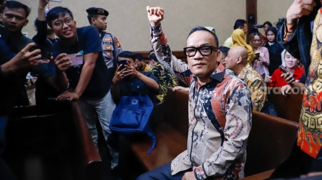 Terdakwa kasus dugaan pemerasan dalam pengurusan sertifikat Keselamatan dan Kesehatan Kerja (K3) di Kementerian Ketenagakerjaan Immanuel Ebenezer bersiap mengikuti sidang lanjutan di Pengadilan Tipikor, Jakarta, Senin (18/5/2026). [Suara.com/Alfian Winanto]
