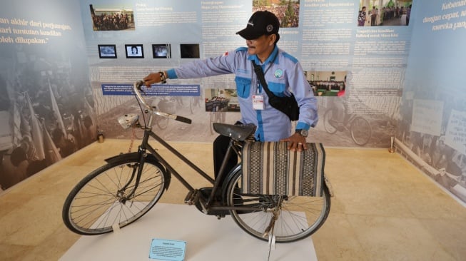 Seorang pengunjung memegang sepeda koleksi Museum Ibu Marsinah di Desa Nglundo, Kabupaten Nganjuk, Jawa Timur, Sabtu (16/5/2026). [ANTARA FOTO/Prasetia Fauzani/nz]