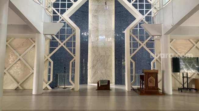 Suasana lantai dua Masjid Al-Mustadam Fakultas Teknik UGM. (Suara.com/Irwan Febri)