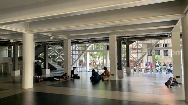 Selasar Masjid Al-Mustadam yang dimanfaatkan mahasiswa untuk istirahat hingga mengerjakan tugas. (Suara.com/Irwan Febri)