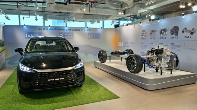 BYD M6 Kini Punya Varian Plug In Hybrid, Sanggup Tempuh 1.800 Kilometer Sekali Isi Bensin