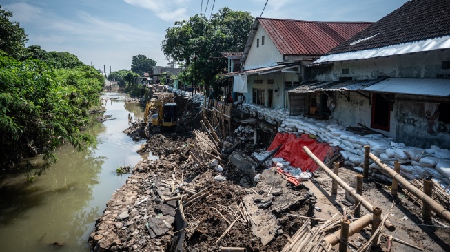 Tanggul Sungai Silandak Rembes, Jalan di Semarang Ambles Dua Meter