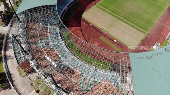 Foto udara renovasi atap Stadion Pakansari, Kabupaten Bogor, Jawa Barat, Senin (18/5/2026). [ANTARA FOTO/Yulius Satria Wijaya/kye]