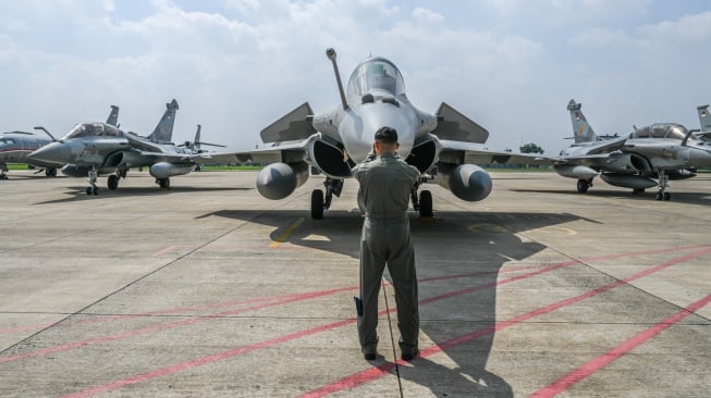 Penerbang TNI AU berfoto usai saat serah terima alat utama sistem persenjataan (alutsista) dari Pemerintah kepada TNI di Lanud Halim Perdanakusuma, Jakarta, Senin (18/5/2026). [ANTARA FOTO/Galih Pradipta/bar]
