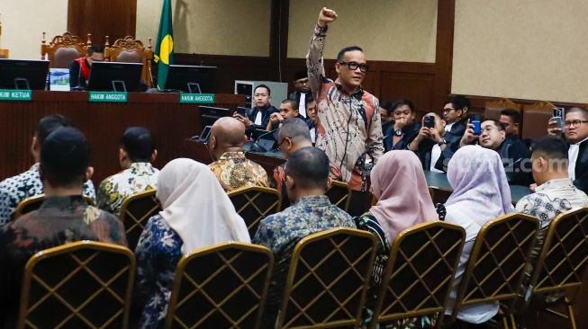 Terdakwa kasus dugaan pemerasan dalam pengurusan sertifikat Keselamatan dan Kesehatan Kerja (K3) di Kementerian Ketenagakerjaan Immanuel Ebenezer saat mengikuti sidang lanjutan di Pengadilan Tipikor, Jakarta, Senin (18/5/2026). [Suara.com/Alfian Winanto]