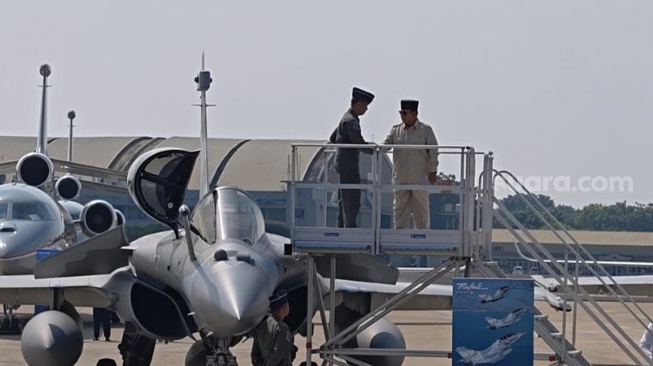 Presiden Prabowo Subianto menyerahan Alat Peralatan Pertahanan dan Keamanan (Alpalhankam) ke TNI. (Suara.com/Novian)