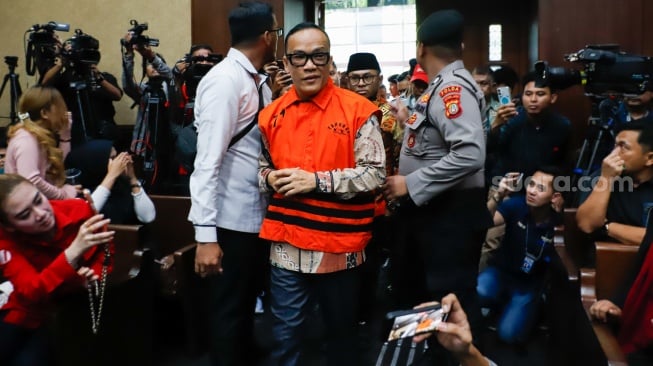 Terdakwa kasus dugaan pemerasan dalam pengurusan sertifikat Keselamatan dan Kesehatan Kerja (K3) di Kementerian Ketenagakerjaan Immanuel Ebenezer bersiap mengikuti sidang lanjutan di Pengadilan Tipikor, Jakarta, Senin (18/5/2026). [Suara.com/Alfian Winanto]