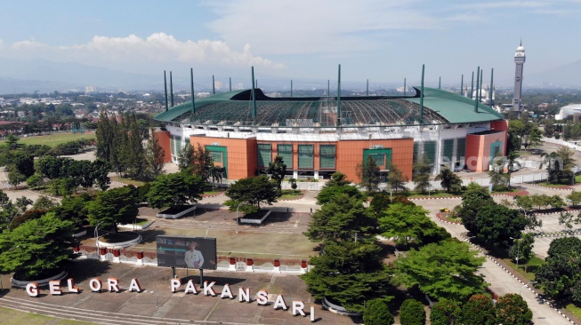 Foto udara renovasi Stadion Pakansari, Kabupaten Bogor, Jawa Barat, Senin (18/5/2026). [ANTARA FOTO/Yulius Satria Wijaya/kye]