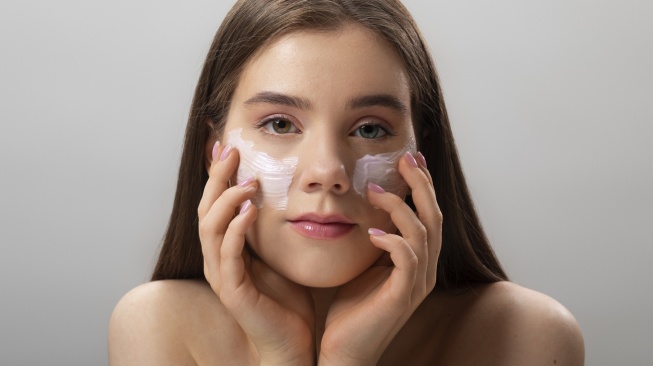 5 Sunscreen Serum untuk Cerahkan Wajah dan Cegah Belang Akibat Matahari