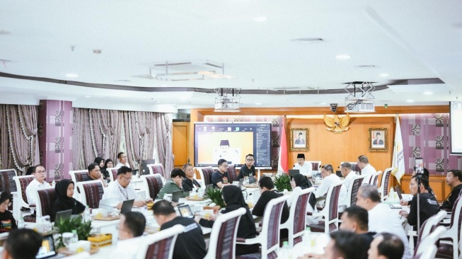 Rapat Dinas Kemensos yang diikuti Wakil Menteri Sosial Agus Jabo Priyono, Kepala Sentra dan Balai se-Indonesia melalui Zoom. Sementara jajaran Eselon I dan II, para Kepala Biro, para Staf Khusus Menteri dan Tenaga Ahli Menteri mengikuti secara offline. (Dok: Kemensos)