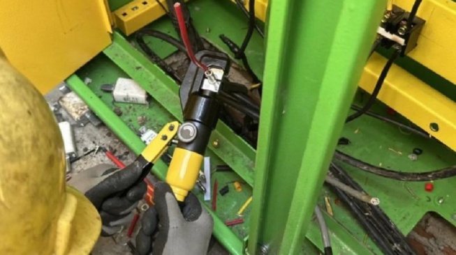 Proses perbaikan sejumlah komponen penting pada panel listrik serta kabel di bagian bawah panel di Jalan Laksamana Malahayati, Cipinang Muara, Kecamatan Jatinegara, Jakarta Timur, setelah sebelumnya hilang dicuri oleh oknum tak bertanggung jawab, Kamis (7/5/2026). (ANTARA/HO-Pemerintah Kota Jakarta Timur).
