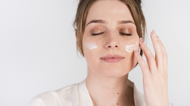 Sunscreen Apa yang Membuat Wajah Glowing? Ini 6 Pilihan dengan Hasil Dewy dan Fresh