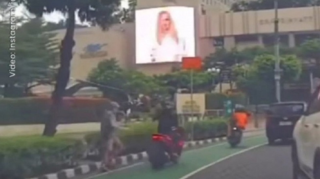 Aksi jambret yang menyasar WNA Italia di Jakarta Pusat. [Antara]