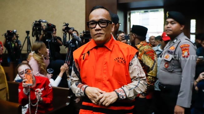 Terdakwa kasus dugaan pemerasan dalam pengurusan sertifikat Keselamatan dan Kesehatan Kerja (K3) di Kementerian Ketenagakerjaan Immanuel Ebenezer bersiap mengikuti sidang lanjutan di Pengadilan Tipikor, Jakarta, Senin (18/5/2026). [Suara.com/Alfian Winanto]
