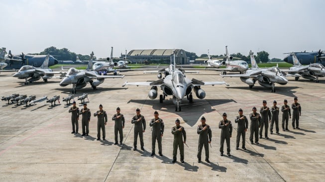 Sejumlah penerbang TNI AU berfoto bersama saat serah terima alat utama sistem persenjataan (alutsista) dari Pemerintah kepada TNI di Lanud Halim Perdanakusuma, Jakarta, Senin (18/5/2026). [ANTARA FOTO/Galih Pradipta/bar]