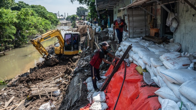 Pekerja Dinas Pekerjaan Umum Kota Semarang menggunakan alat berat untuk memperbaiki struktur Jalan Jembawan 1 yang amblas di kawasan Kalibanteng Kulon, Semarang, Jawa Tengah, Senin (18/5/2026). [ANTARA FOTO/Aprillio Akbar/bar]