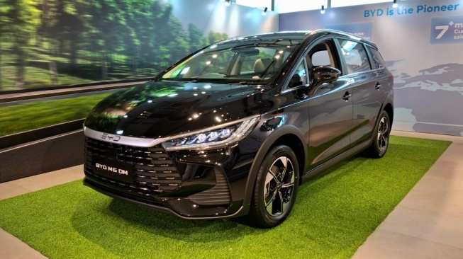 BYD M6 punya pilihan Plug In Hybrid Electric Vehicle untuk Pasar Indonesia. [Foto: SUARA.COM/Michele Alessandra]