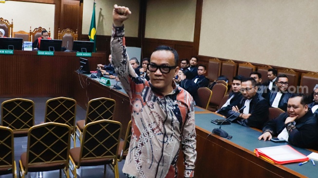 Terdakwa kasus dugaan pemerasan dalam pengurusan sertifikat Keselamatan dan Kesehatan Kerja (K3) di Kementerian Ketenagakerjaan Immanuel Ebenezer bersiap mengikuti sidang lanjutan di Pengadilan Tipikor, Jakarta, Senin (18/5/2026). [Suara.com/Alfian Winanto]