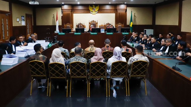 Terdakwa kasus dugaan pemerasan dalam pengurusan sertifikat Keselamatan dan Kesehatan Kerja (K3) di Kementerian Ketenagakerjaan Immanuel Ebenezer (kanan) bersama terdakwa lainnya saat mengikuti sidang lanjutan di Pengadilan Tipikor, Jakarta, Senin (18/5/2026). [Suara.com/Alfian Winanto]