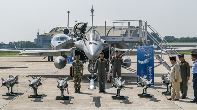 Sejumlah penerbang TNI AU berfoto bersama saat serah terima alat utama sistem persenjataan (alutsista) dari Pemerintah kepada TNI di Lanud Halim Perdanakusuma, Jakarta, Senin (18/5/2026). [ANTARA FOTO/Galih Pradipta/bar]